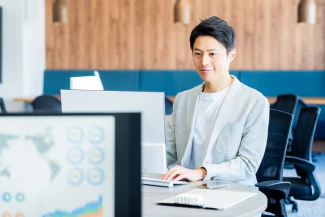 30130594 s - オフィスがグッとおしゃれになる！パーテーションの種類や選び方を解説