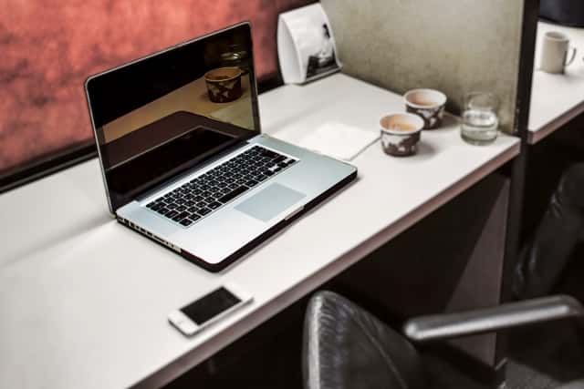 5199112 s - オフィスがグッとおしゃれになる！パーテーションの種類や選び方を解説