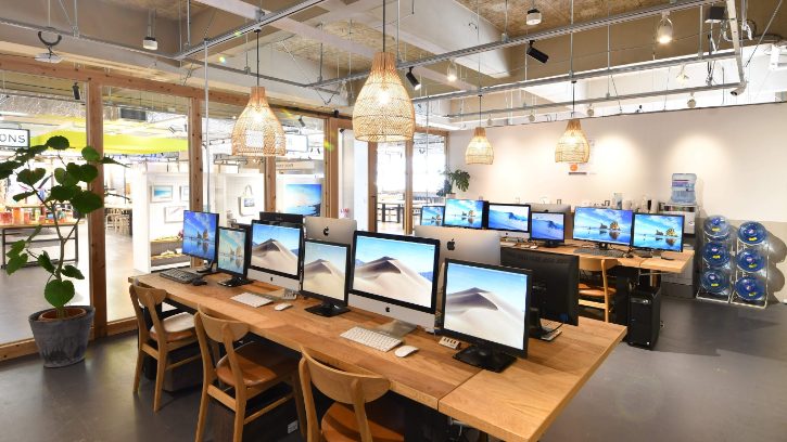 image2 1 - オフィスをガラスパーテーションにするメリットとは？おしゃれな活用事例も解説